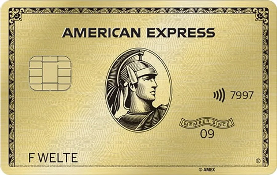 American Express Gold Card aus Metall mit Centurion-Motiv.